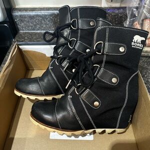 Sorel Women's Black and Cream Winter Boots